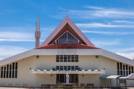 Téléchargez les photos : Cathédrale du Sacré-Cœur construite en 1979 et située à Kota Kinabalu, Sabah, Malaisie orientale - en image libre de droit