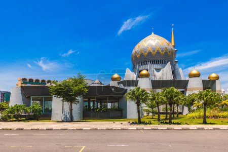 Foto de Mezquita Estatal de Sabah ubicada en la rotonda de Sembulan en Kota Kinabalu, Sabah, Malasia Oriental - Imagen libre de derechos