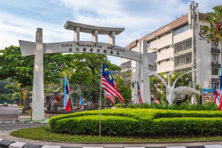 Foto de 4 de septiembre de 2023: Malasia Monumento situado frente a la Keng Chew Association en Kota Kinabalu, Sabah, Malasia, fue construido por la comunidad china para conmemorar el nacimiento de Malasia en 1963 - Imagen libre de derechos