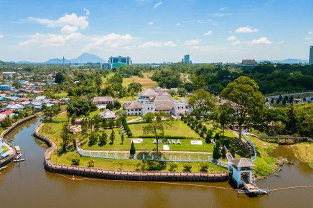 Téléchargez les photos : Vue aérienne du palais Astana à Kuching, Sarawak, île de Bornéo, Malaisie - en image libre de droit