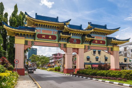 Foto de 7 de septiembre de 2023: Puerta de bienvenida de Kuching Chinatown con Great Cat en Jalan Padungan, Kuching, Sarawak, Malasia. Jalan Padungan está forrado con tiendas chinas, la mayoría construidas en los años 20 y 30.. - Imagen libre de derechos