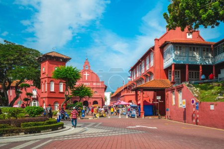 Téléchargez les photos : Le 12 août 2018 : Stadthuys and Melaka Red Clock Tower, alias Tang Beng Swee Clock Tower, situé à Dutch Square à Melaka, Malacca, Malaisie. Stadthuys a été construit en 1650 et la tour de l'horloge était en 1886. - en image libre de droit