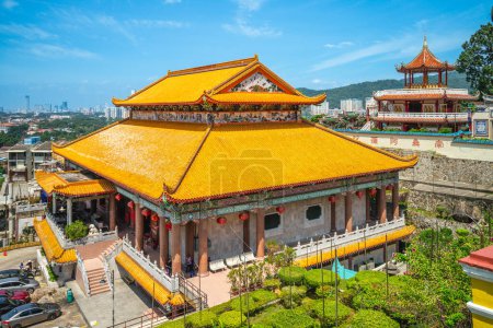 Foto de 19 de agosto de 2018: Templo Kek Lok Si, un templo budista situado en Air Itam, Penang, Malasia. También es el más grande del país. La construcción comenzó en 1890 y se completó en 1905.. - Imagen libre de derechos