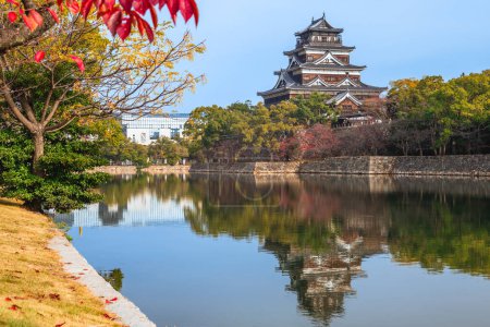 Téléchargez les photos : Donjon principal du château d'Hiroshima, alias château de la carpe, à Hiroshima, Japon - en image libre de droit