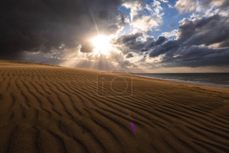 Foto de Paisaje de Tottori Sand Dunes en la prefectura de Tottori, Japón al atardecer - Imagen libre de derechos