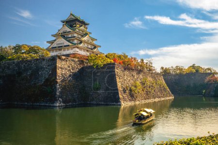 Téléchargez les photos : Bateau touristique dans les douves du château d'Osaka dans le Kansai, Osaka, Japon - en image libre de droit