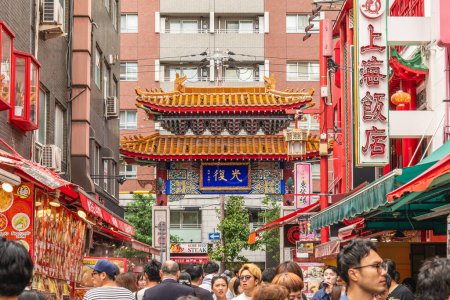 Foto de 9 de octubre de 2023: Nankin machi, originario de 1868, es un barrio en Kobe, Japón y considerado como Chinatown aquí. Tiene más de cien restaurantes chinos, tiendas y un templo chino de Lord Guan.. - Imagen libre de derechos