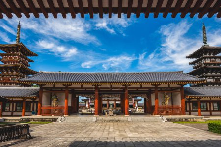 Téléchargez les photos : La salle d'or du temple Yakushi ji situé à Nara, Kansai, Japon. - en image libre de droit