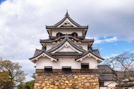 Téléchargez les photos : Tenshu du château d'Hikone situé dans la ville d'Hikone, Shiga, Japon - en image libre de droit