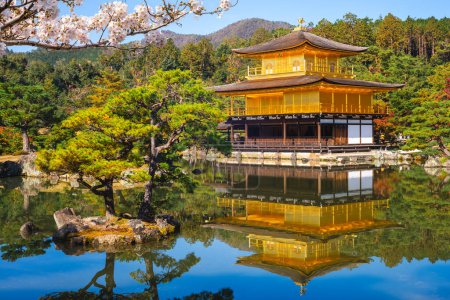 Foto de Kinkakuji en Rokuonji, también conocido como Pabellón de Oro ubicado en kyoto, Japón - Imagen libre de derechos