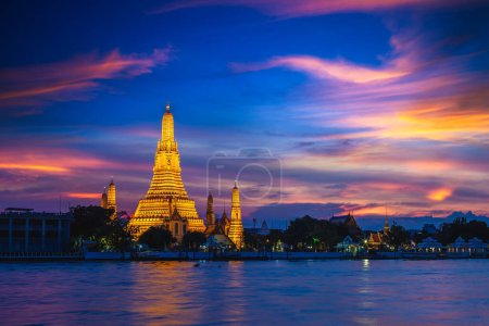 Foto de Wat Arun por el río Chao Phraya en Bangkok, Tailandia por la noche - Imagen libre de derechos