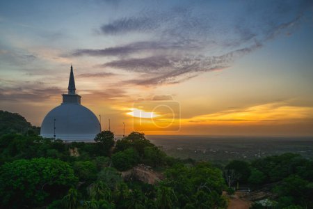 Téléchargez les photos : Mihintale au sommet de la colline à Anuradhapura, Sri Lanka au crépuscule - en image libre de droit