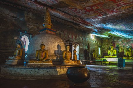 Téléchargez les photos : Site du patrimoine mondial de l'UNESCO Temple de la grotte de Dambulla, alias Temple d'or de Dambulla, au Sri Lanka. - en image libre de droit