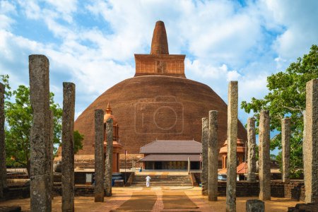 Téléchargez les photos : Abhayagiri Dagoba à Anuradhapura, une grande ville située dans la plaine du centre-nord du Sri Lanka - en image libre de droit