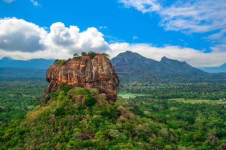 Foto de Sigiriya, alias la roca del león, una antigua fortaleza en Sri Lanka - Imagen libre de derechos