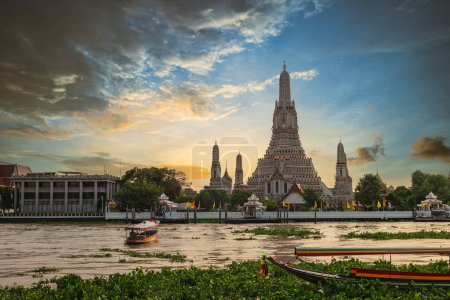 Foto de Wat Arun en la orilla del río Chao Phraya en Bangkok, Tailandia - Imagen libre de derechos