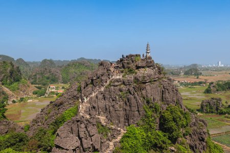Foto de Gran pagoda en el pico de la Cueva de Mua, también conocido como Hang Mua, en Ninh Binh, Vietnam - Imagen libre de derechos