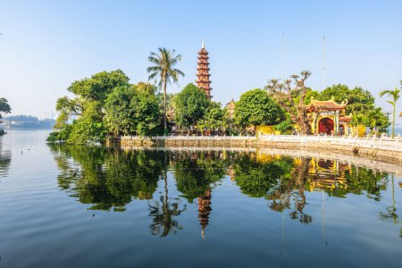 Foto de Pagoda Tran Quoc, también conocida como Khai Quoc, el templo budista más antiguo de Hanoi, Vietnam - Imagen libre de derechos