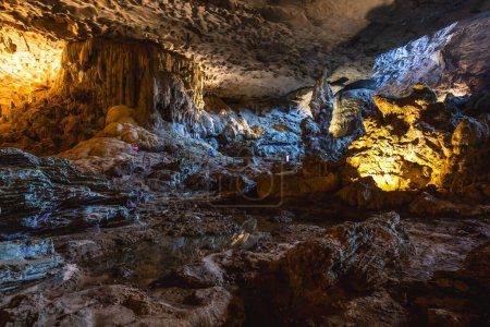 Téléchargez les photos : Surprise Cave, alias Sung Sot Cave, situé dans la baie de Halong, Vietnam - en image libre de droit