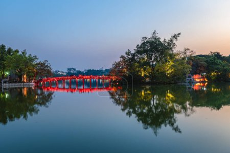 Téléchargez les photos : Temple Ngoc Son sur un îlot du lac Hoan Kiem, Hanoi, Vietnam. - en image libre de droit
