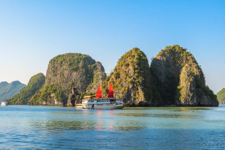 Téléchargez les photos : Baie de halong, ou baie de ha de long, un site du patrimoine mondial de l'UNESCO à Quang Ninh, Vietnam - en image libre de droit