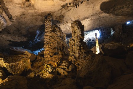 Foto de Cueva Sorpresa, también conocida como Cueva Sung Sot, ubicada en la bahía Halong, Vietnam - Imagen libre de derechos