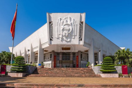 Téléchargez les photos : 17 novembre 2023 : Le musée Ho Chi Minh à Hanoi, au Vietnam, a été construit dans les années 1990 et est dédié à l'ancien dirigeant vietnamien Ho Chi Minh et à la lutte révolutionnaire contre les puissances étrangères. - en image libre de droit