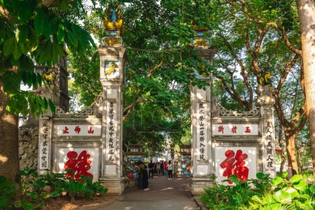 Téléchargez les photos : 19 novembre 2023 : Porte d'entrée du temple Ngoc Son situé sur un îlot du lac Hoan Kiem, au centre de Hanoi, au Vietnam. Ce temple a été construit au début du 19ème siècle, à l'origine dédié aux Trois Sages. - en image libre de droit