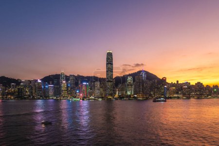 Téléchargez les photos : Vue de nuit sur le port de Victoria et l'île de Hong Kong à Hong Kong, Chine - en image libre de droit