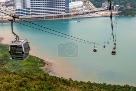 Téléchargez les photos : Ascenseur-télécabine Ngong Ping sur l'île de Lantau à Hong Kong, Chine. - en image libre de droit