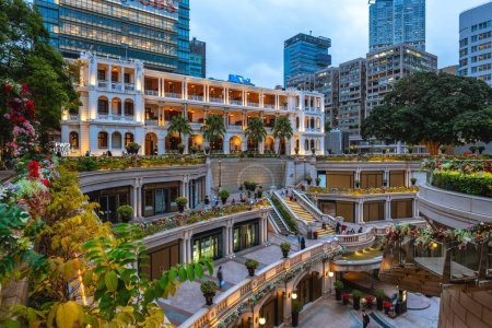 Foto de 12 de diciembre de 2023: Se completa la antigua sede de la Policía Marítima ubicada en Tsim Sha Tsui, Kowloon es uno de los cuatro edificios gubernamentales sobrevivientes más antiguos de Hong Kong y ahora rebautizado ad 1881 Heritage. - Imagen libre de derechos