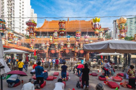 Téléchargez les photos : 15 décembre 2023 : Le temple Wong Tai Sin situé sur le côté sud du rocher Lion à Kowloon, Hong Kong, est dédié au Grand Wong Immortel et à la renommée pour ce que vous demandez est ce que vous obtenez. - en image libre de droit