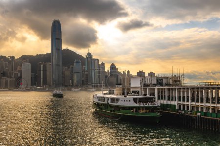 Foto de Star ferry peir y Victoria Harbor en Tsim Sha Tsui, Kowloon, Hong Kong - Imagen libre de derechos