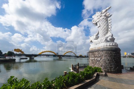 Foto de Estatua de carpa de dragón y el horizonte de Danang en Vietnam - Imagen libre de derechos