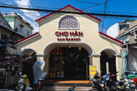 Téléchargez les photos : 18 janvier 2024 : Marché Han, le marché central situé au cœur de la ville de Da Nang, Vietnam. Il est apparu pour la première fois dans les années 1940 comme une zone commerciale spontanée, puis le bâtiment a été construit en 1990. - en image libre de droit