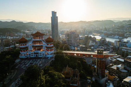 Foto de Vista aérea del altar Zhupu y la torre de keelung en el norte de Taiwán al atardecer - Imagen libre de derechos