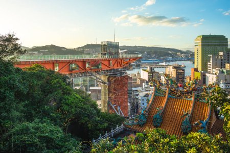 Téléchargez les photos : Décor de la tour Keelung et du port de Keelung dans le nord de Taiwan au crépuscule - en image libre de droit