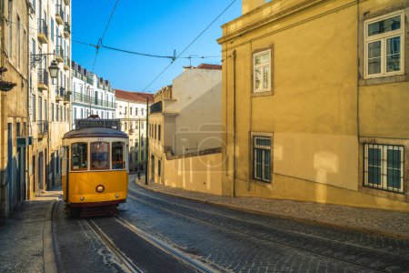 Téléchargez les photos : Vintage tramway jaune Voyage sur la ligne 28 à lisbon, Portugais - en image libre de droit