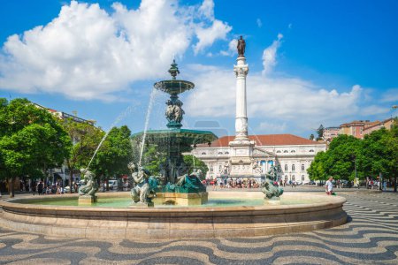 Téléchargez les photos : 18 septembre 2018, Place Rossio, alias Place du Roi Pedro IV, à Lisbonne, au Portugal, est un lieu de rencontre pour les habitants de Lisbonne depuis des siècles. Il existe de nombreux cafés et boutiques datant du XVIIIe siècle. - en image libre de droit