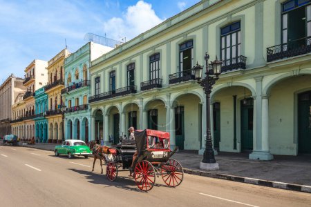 Foto de 28 de octubre de 2019: coloridas arquitecturas coloniales en el Paseo del Prado, también conocido como El Prado, un paseo marítimo en La Habana, Cuba cerca de la muralla de la ciudad vieja, y división entre Centro Habana y La Habana Vieja. - Imagen libre de derechos