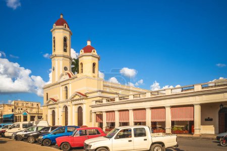 Foto de Catedral de Cienfuegos en el Parque José Martí en el centro de Cienfuegos, Cuba - Imagen libre de derechos