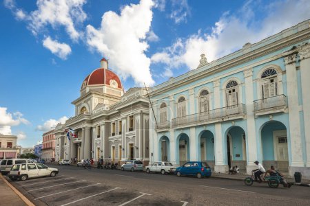 Foto de 30 de octubre de 2019: Palacio de Gobierno, Palacio de Gobierno, Ayuntamiento, Plaza de Armas en Cienfuegos, Cuba. Fue construido en 1819 y proclamado Patrimonio Cultural de la Humanidad por la UNESCO en 2005.. - Imagen libre de derechos