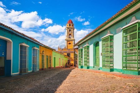 vista de la calle con la Iglesia y Convento de San Francisco en Trinidad, Cuba