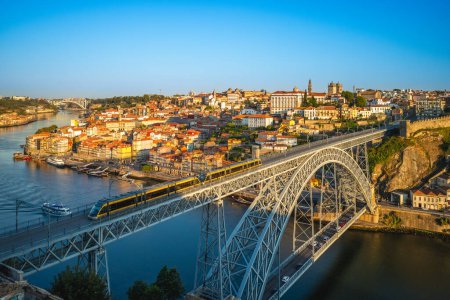 Dom Luiz Brücke über den Fluss Douro am Hafen in Portugal bei Einbruch der Dämmerung