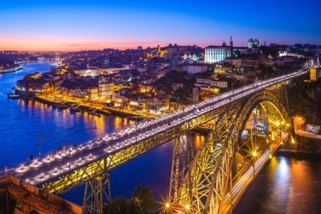 Dom Luiz Brücke über den Fluss Douro am Hafen in Portugal bei Nacht