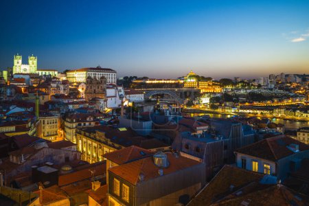 Nachtszene von Porto mit der Kathedrale von Porto und der Brücke Luis I auf portugiesisch