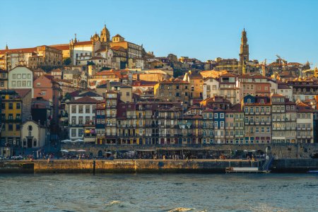 Landschaft des Ribeira-Platzes in Porto am Douro-Fluss, Portugal