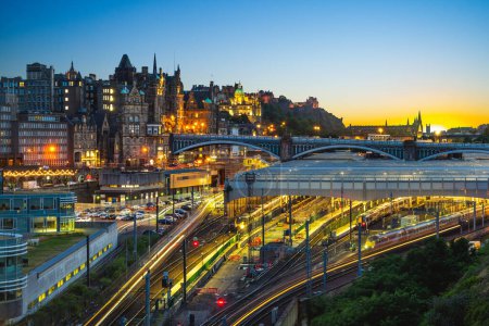 vista nocturna de la estación de Waverley en Edinburgh, Escocia, Reino Unido