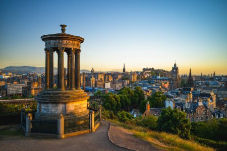 Téléchargez les photos : Dugald monument à calton hill à Edinburgh, Écosse, Royaume-Uni - en image libre de droit