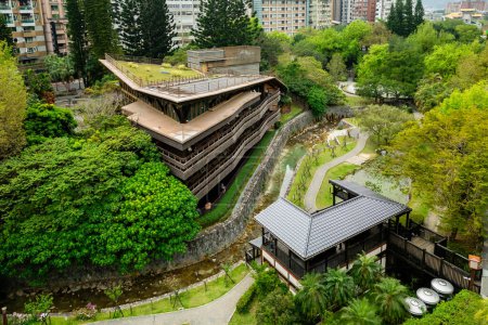 Téléchargez les photos : Vue aérienne de la succursale Beitou de la bibliothèque publique de Taipei à Taipei, Taiwan - en image libre de droit
